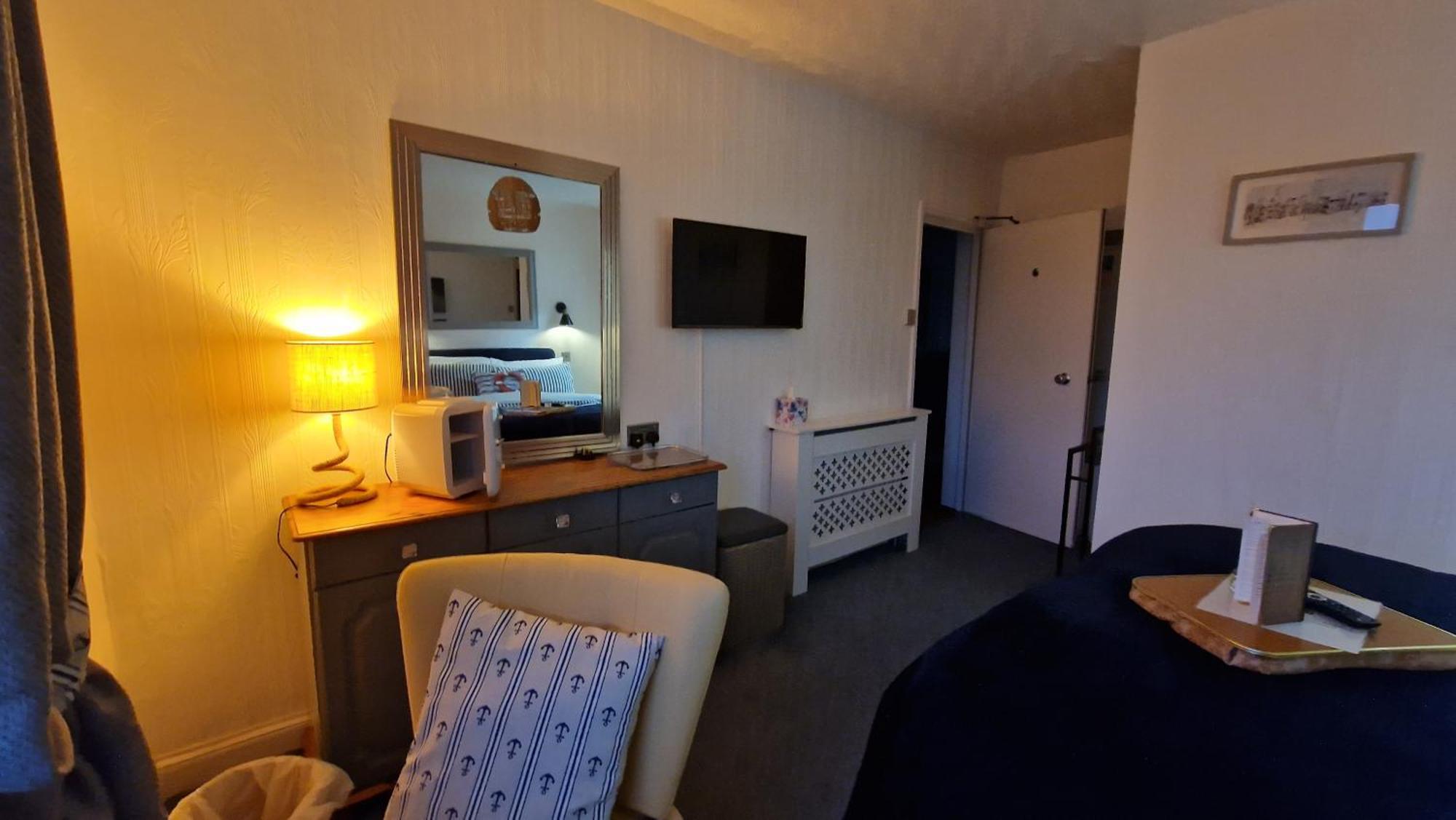 The Ocean Guest House Уеймут Екстериор снимка